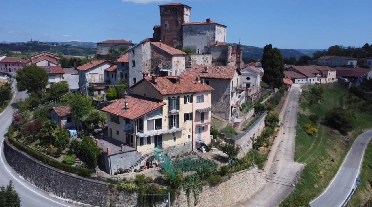 2 bedrooms Castles in Cigliè, Italy No. 303895