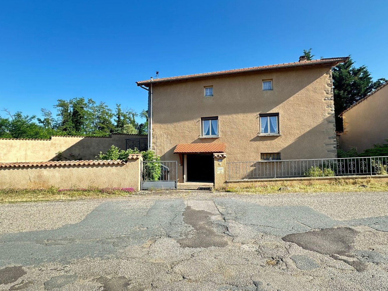 Casa de 3 dormitorios en Amplepuis, France No. 290023