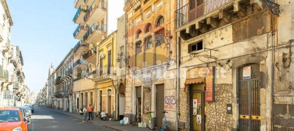 1 room Commercial property in Catania, Italy No. 259471 2