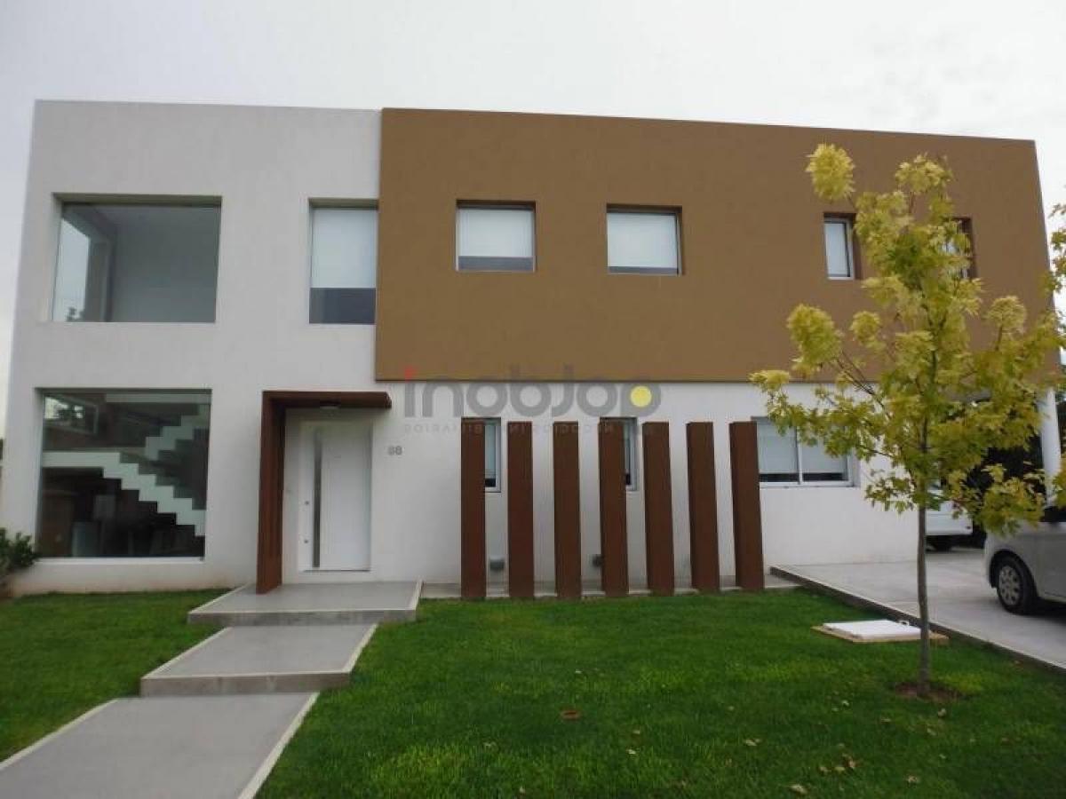 3 bedrooms House in Berazategui, Argentina No. 57382