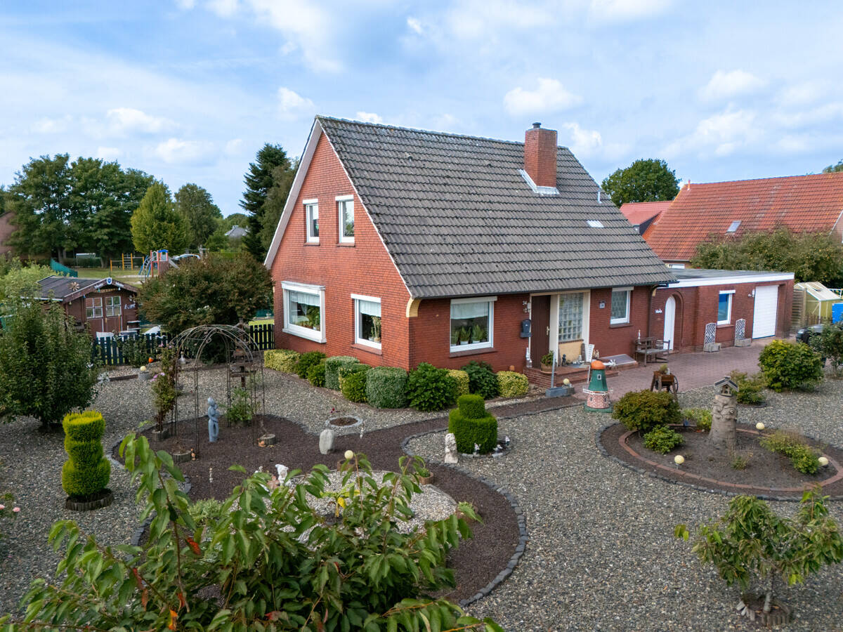 Дом с 934 комнатами в Аурих, Германия № 318703