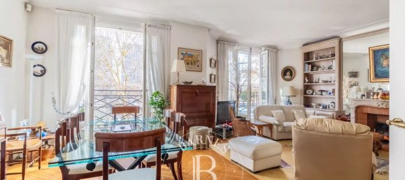 3 bedrooms Apartment in Paris, France No. 164092 2