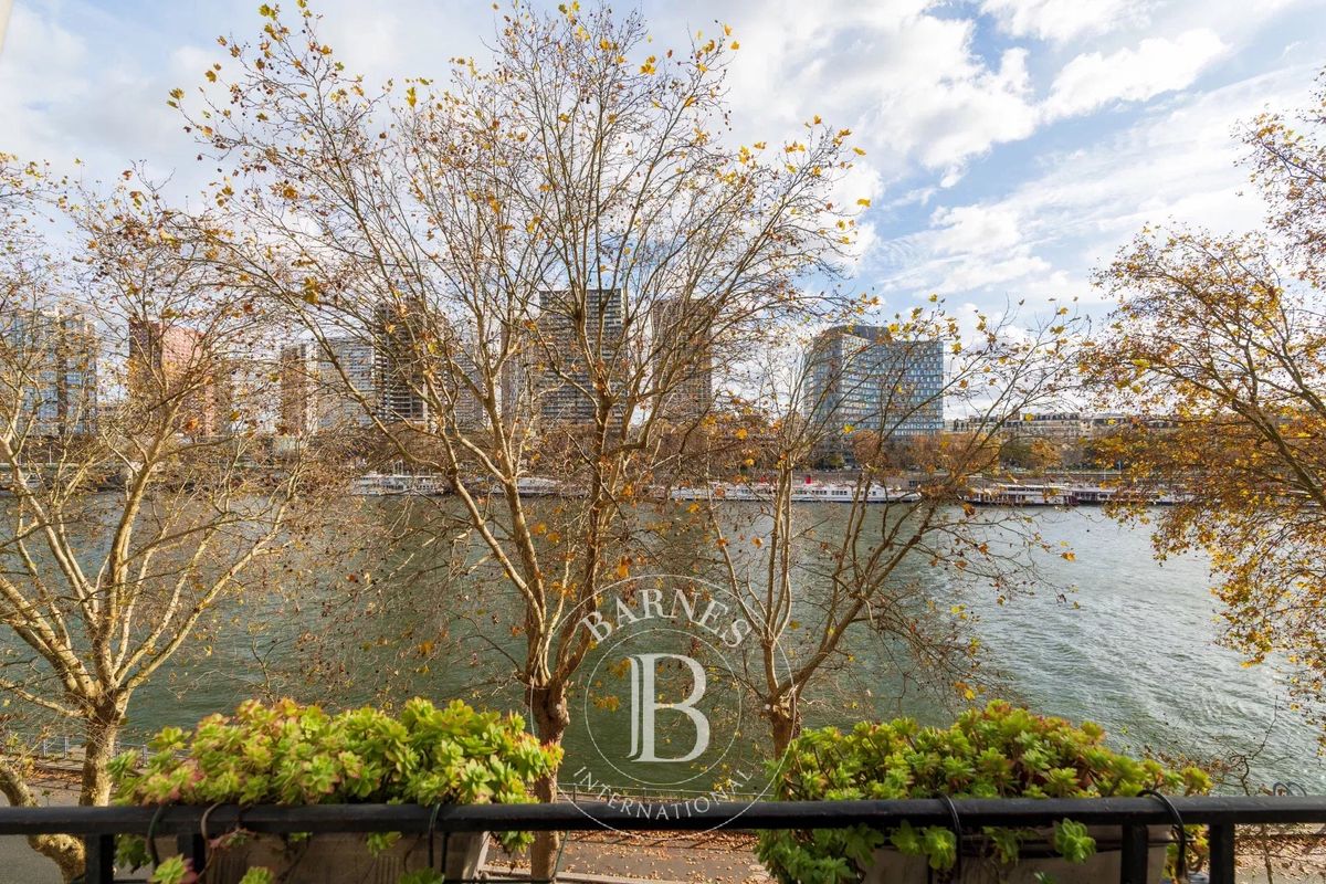 3 bedrooms Apartment in Paris, France No. 164092