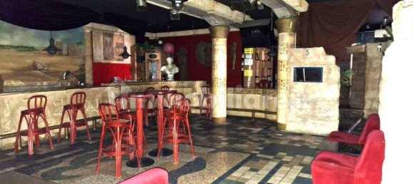 Коммерческая недвижимость с 4 комнатами в Альбино, Италия № 377131 3