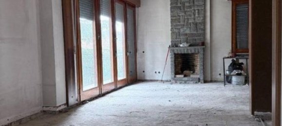 6 rooms Apartment in Traversetolo, Italy No. 41974 2