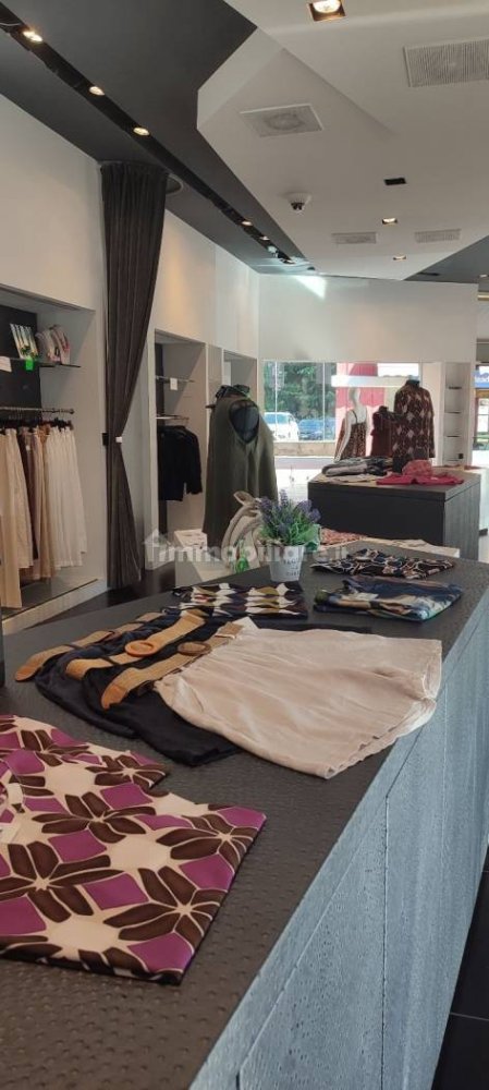 Propriété commerciale à Gallarate, Italy 110m² No. 279105