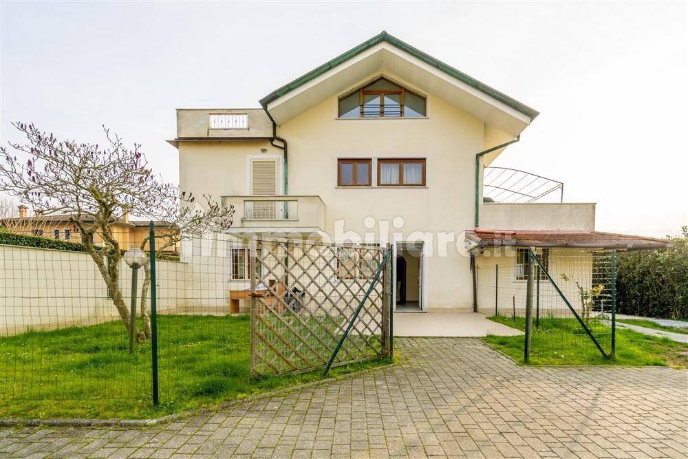 3 bedrooms House in Montignoso, Italy No. 216534