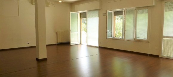 Gewerbliche Immobilie in Comacchio, Italy 120m², Nr. 292995 2