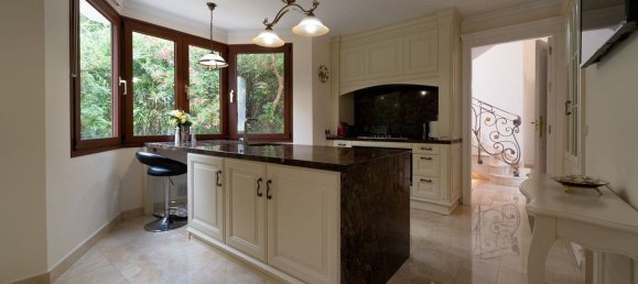 5 bedrooms Villa in Marbella, Spain No. 112549 6