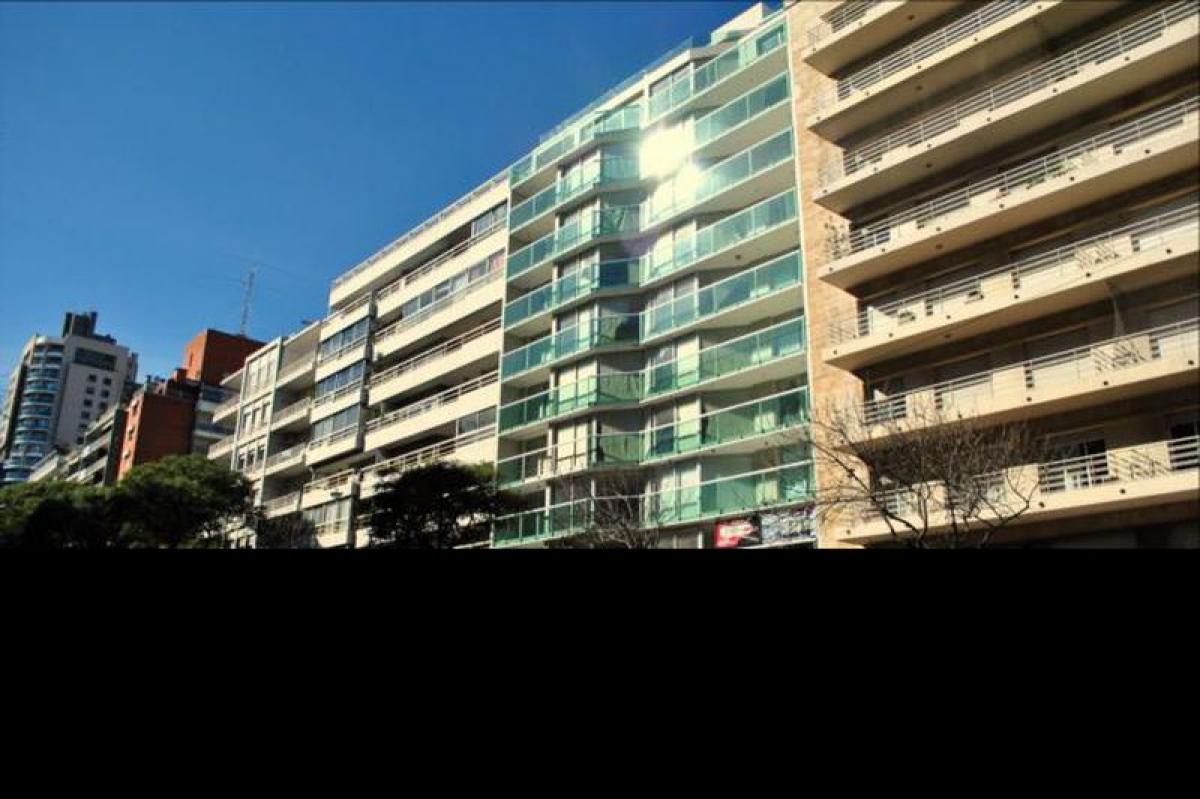 3 bedrooms Apartment in Montevideo, Uruguay No. 3857