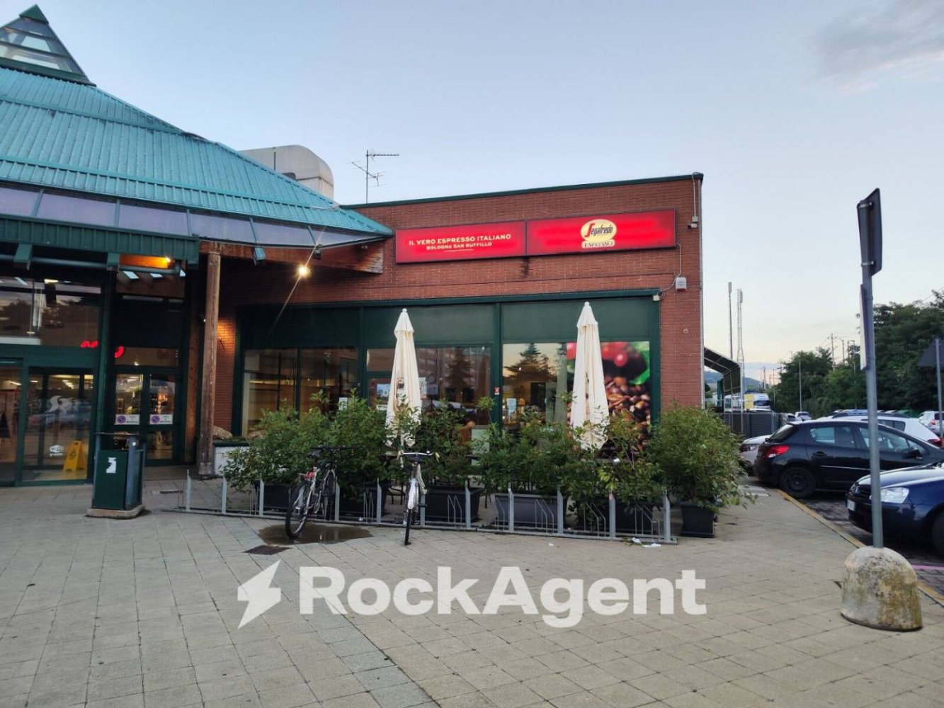 4 rooms Commercial property in Bologna, Italy No. 394488