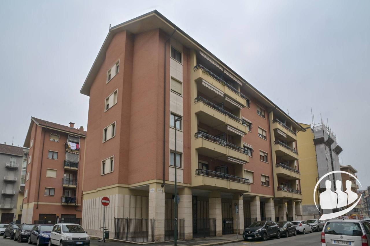 5 rooms Apartment in Turin, Italy No. 30543