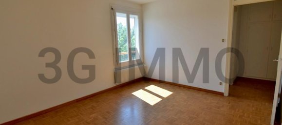 5 bedrooms Villa in Saint-Esteve, France No. 205364 12