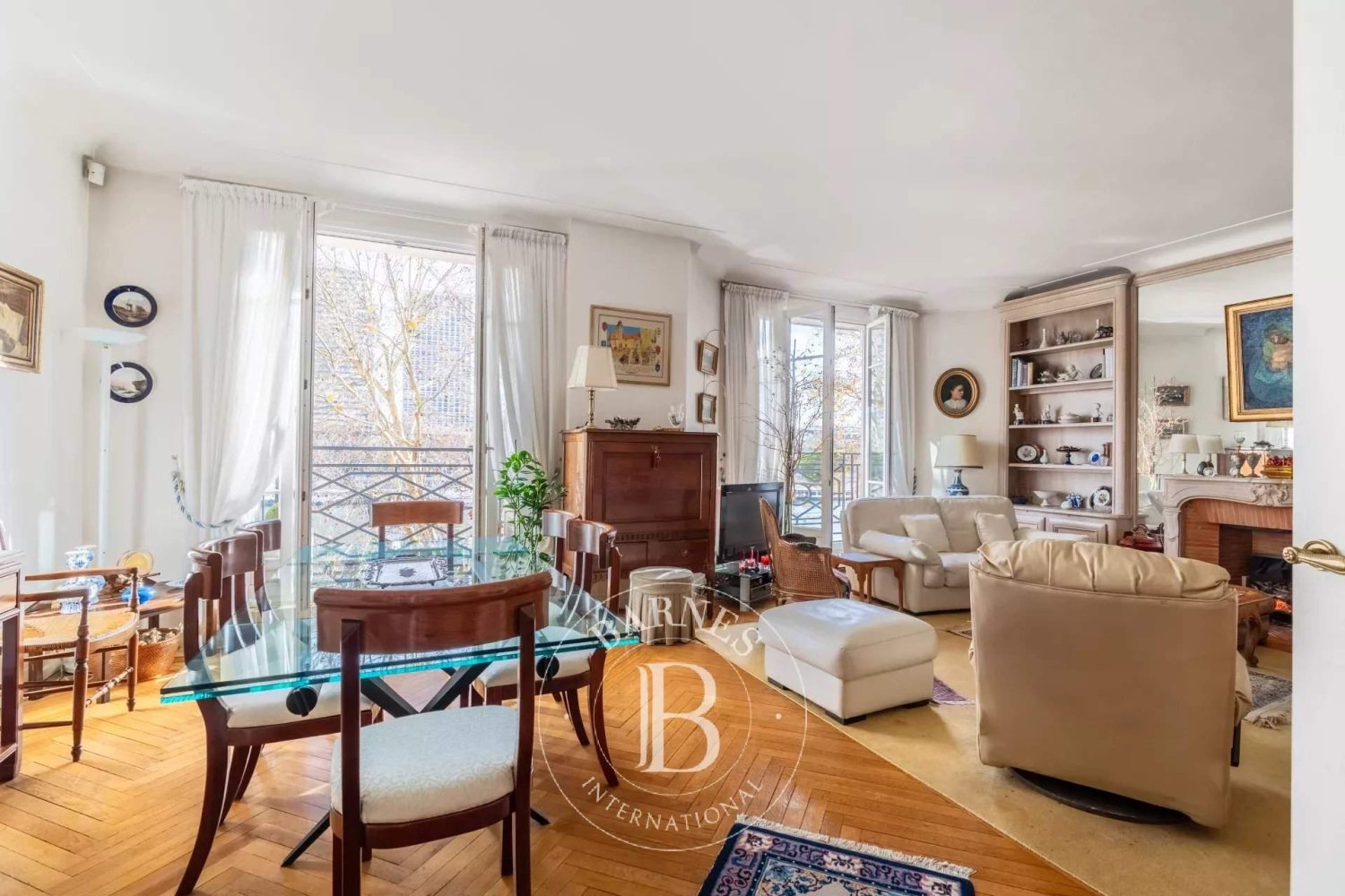 3 bedrooms Apartment in Paris, France No. 164090
