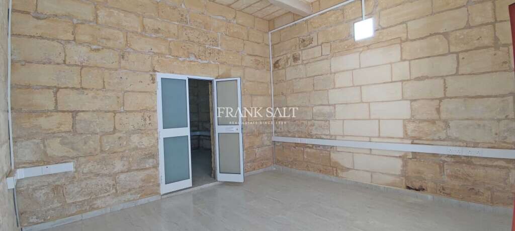  مكتب في Attard, Malta 26متر مربع رقم 12710