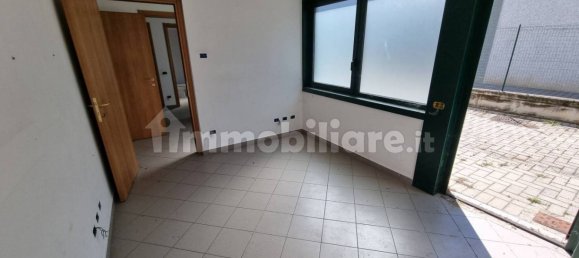 Almacén de 3 habitaciónes en Olgiate Comasco, Italy No. 162254 28