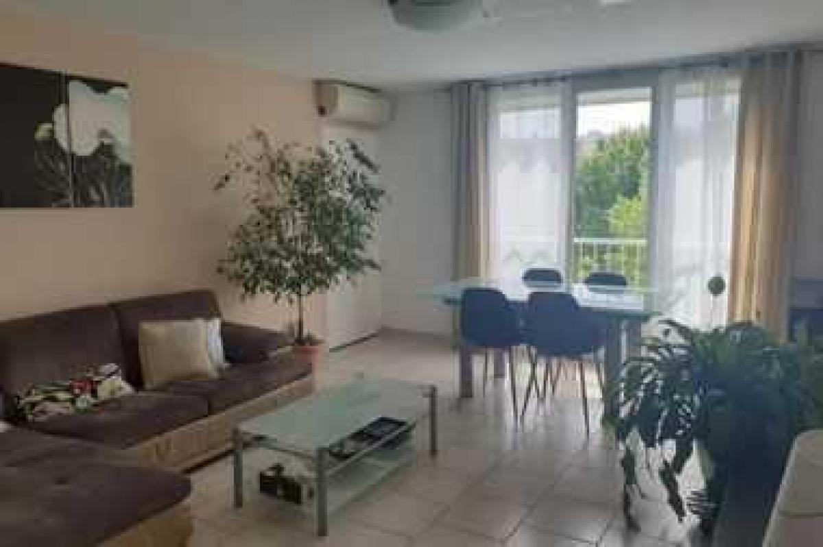 3 bedrooms Condo in Marignane, France No. 13261