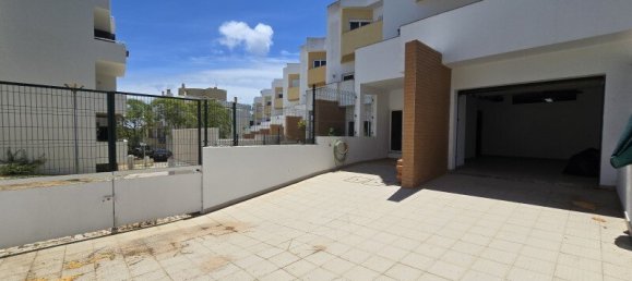 3 bedrooms Villa in Faro, Portugal No. 62039 2