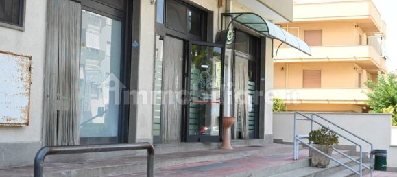 Коммерческая недвижимость с 4 комнатами в Монополи, Италия № 329970 2