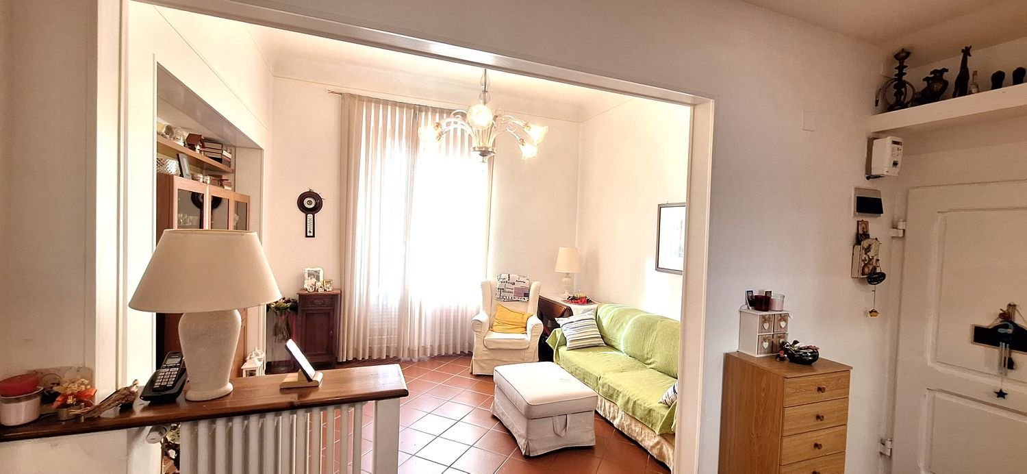 5 rooms Apartment in Florence, Italy No. 204334