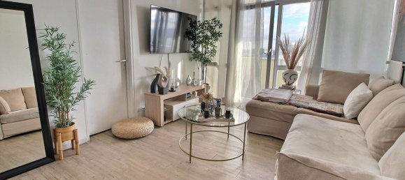 Apartamento de 3 dormitorios en Colombes, France No. 167875 2