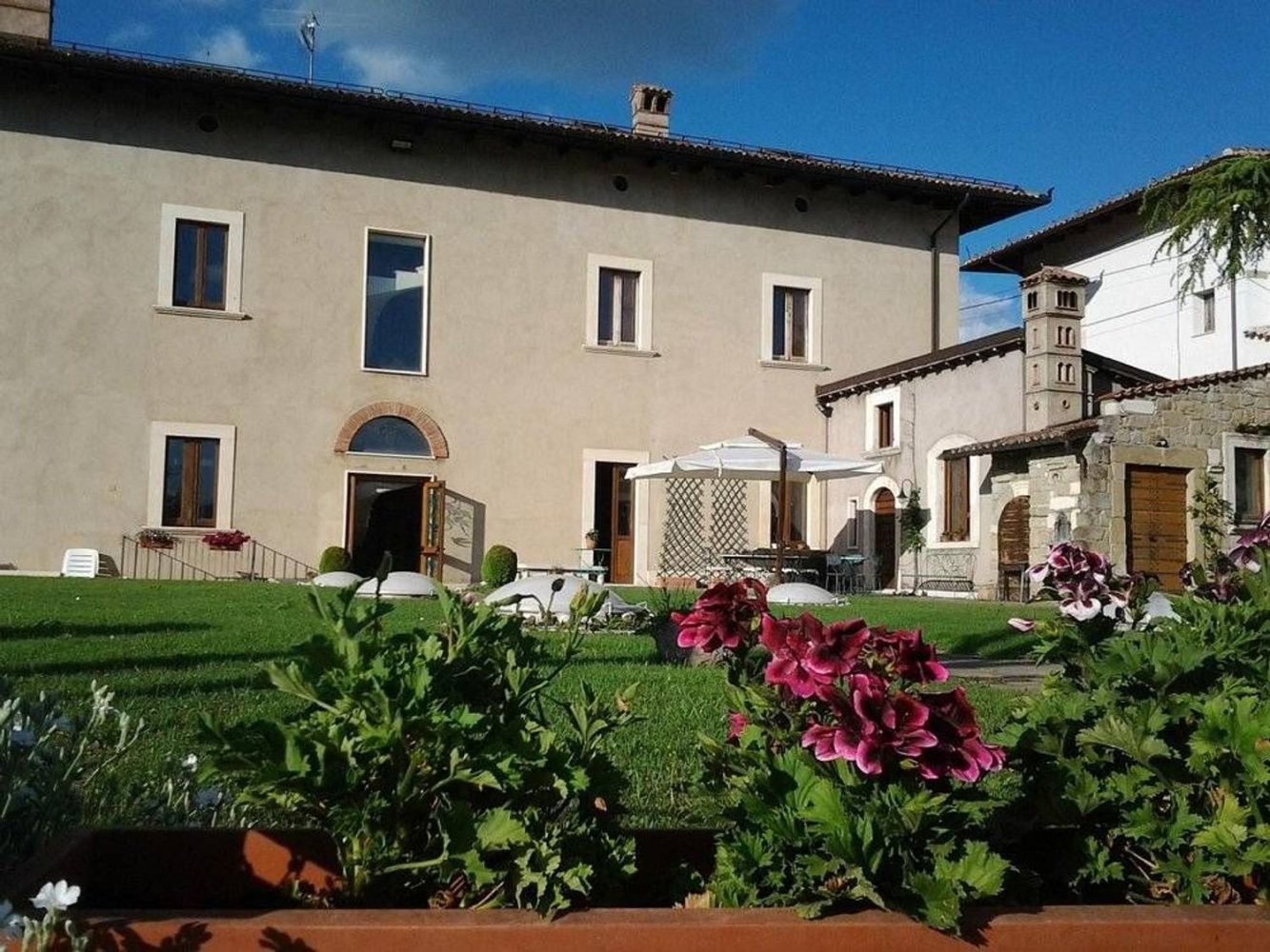 25 rooms Villa in Montereale, Italy No. 303964