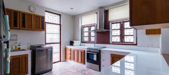 Дом с 4 спальнями в Хуа Хин, Таиланд № 24560 2