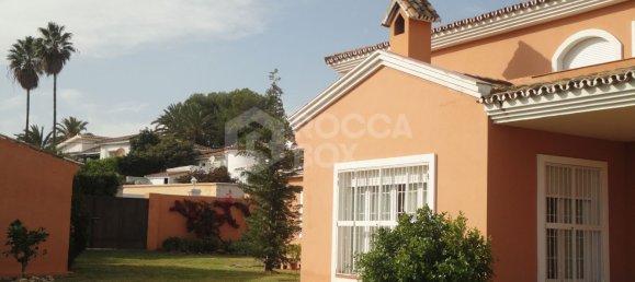 Villa de 4 dormitorios en Estepona, Spain No. 118928 2