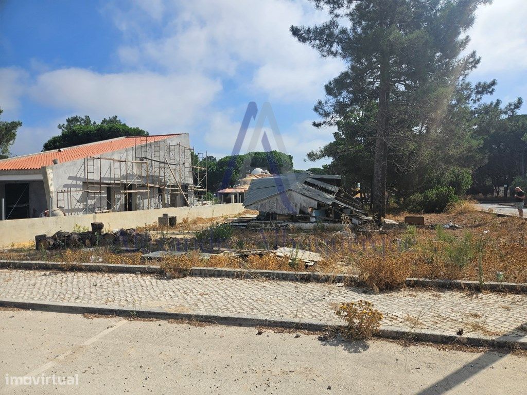 987m² Land in Sesimbra, Portugal No. 240234