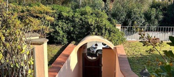 6 rooms Villa in Carrara, Italy No. 52214 2