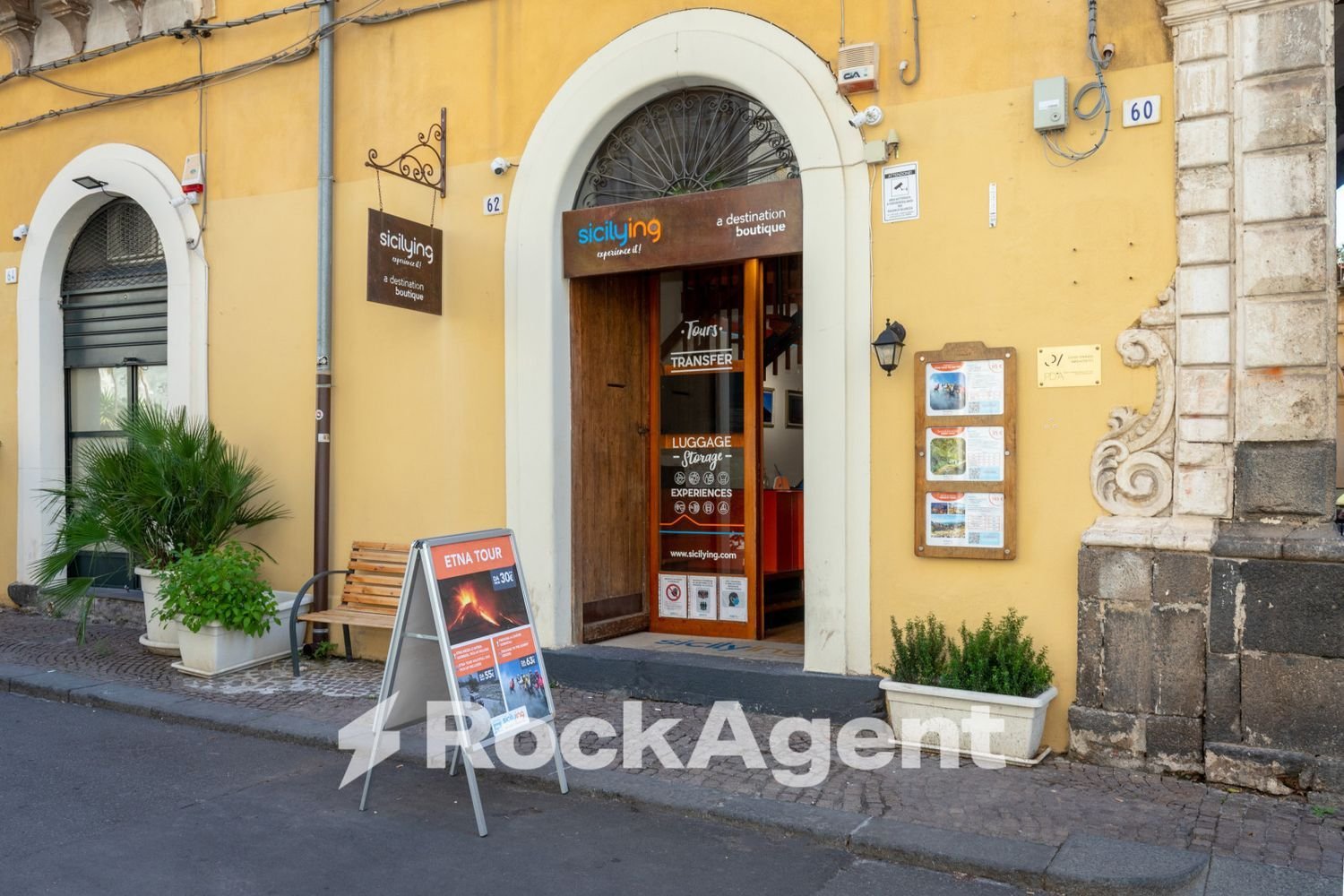 Propriété commerciale à Catania, Italy 56m² No. 203857