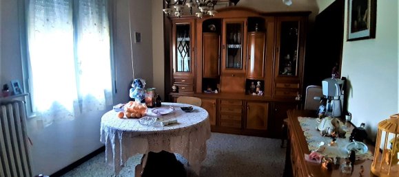 7 rooms House in Guastalla, Italy No. 74075 3