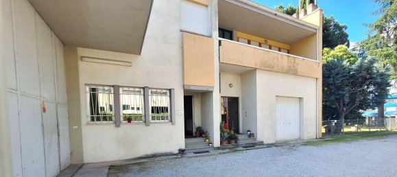 Escritório de 8 divisões em Umbertide, Italy N.º 51644 10