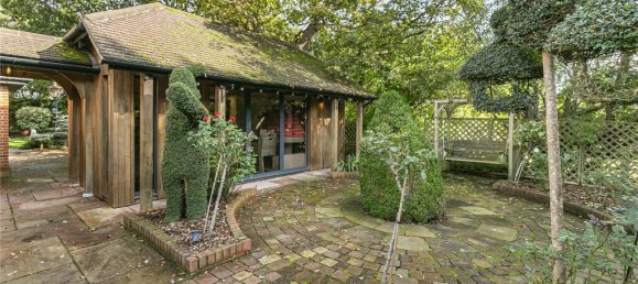 6 bedrooms House in Enfield, United Kingdom No. 6590 80