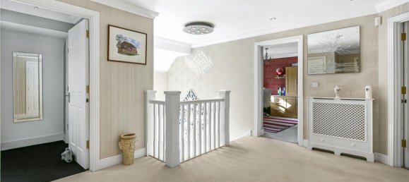 6 bedrooms House in Enfield, United Kingdom No. 6590 64