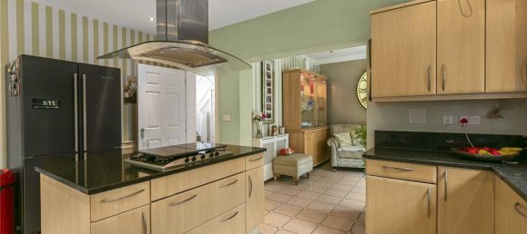 6 bedrooms House in Enfield, United Kingdom No. 6590 58