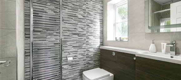 6 bedrooms House in Enfield, United Kingdom No. 6590 70