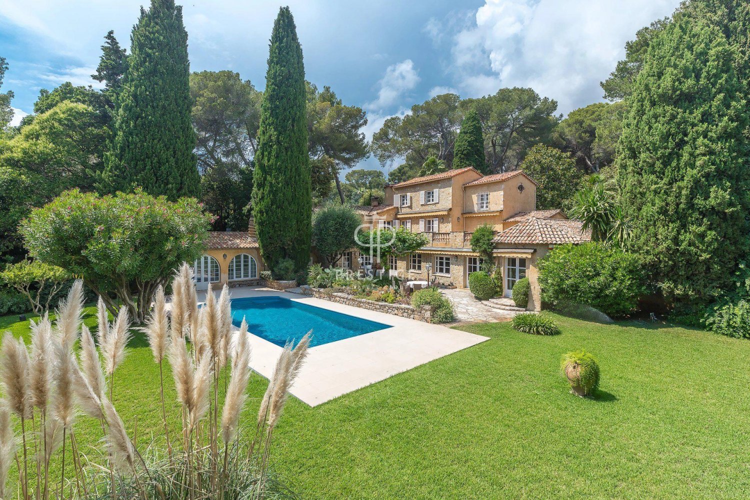 5 bedrooms Villa in Antibes, France No. 347803