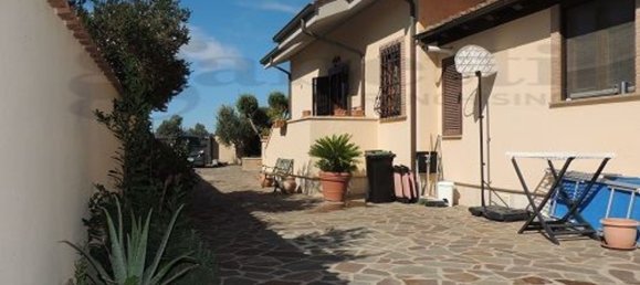 Дом с 4 комнатами в Фьюмичино, Италия № 212409 2