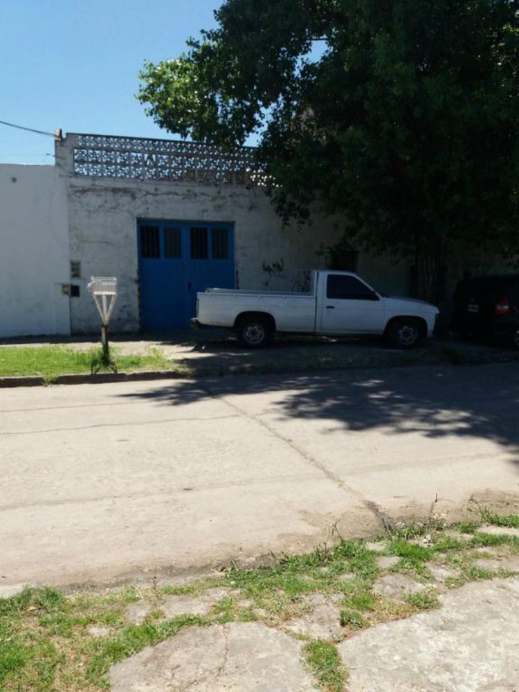  Commercial property in Lanus, Argentina No. 23075