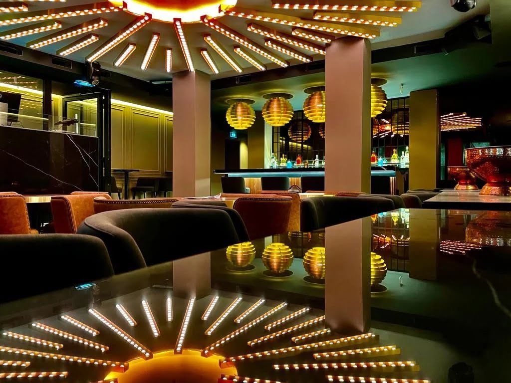 6 rooms Commercial property in Paris, France No. 163881