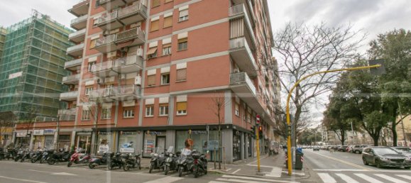 2 rooms Commercial property in Rome, Italy No. 70049 2