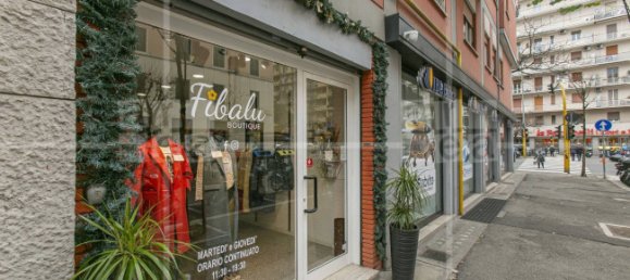 2 rooms Commercial property in Rome, Italy No. 70049 3