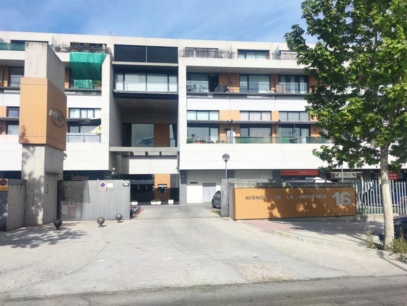  عقار تجاري في Tres Cantos, Spain 98متر مربع رقم 135926