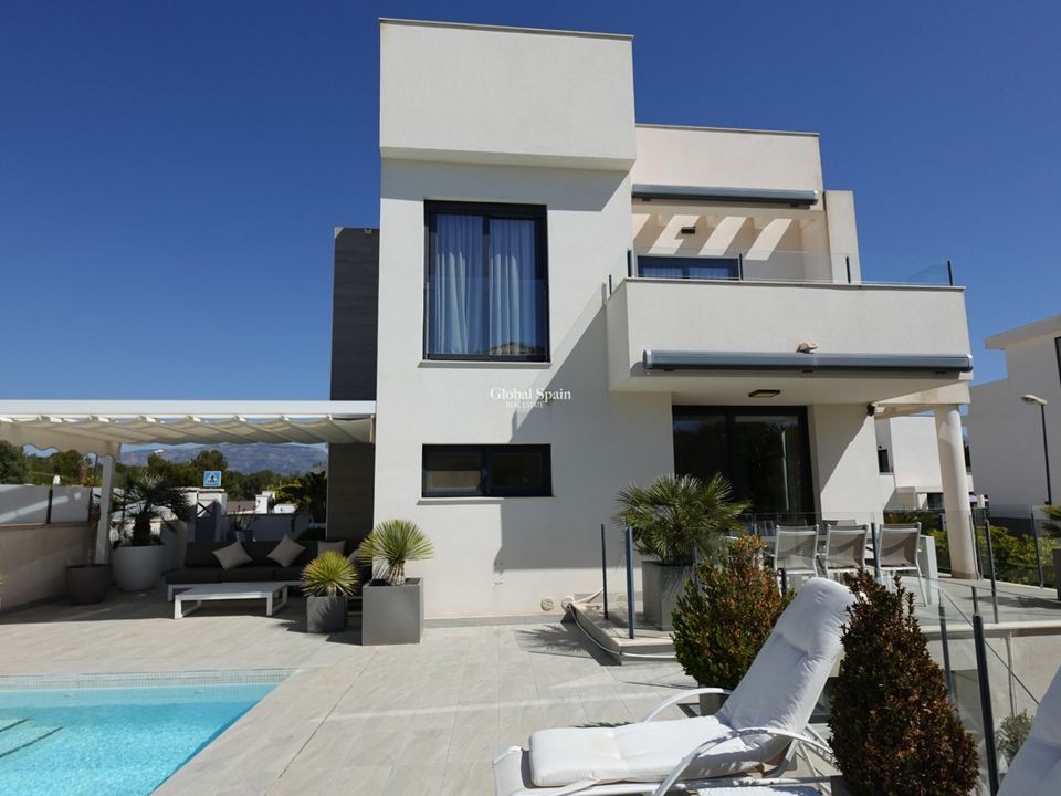 3 bedrooms Villa in La Nucia, Spain No. 176580