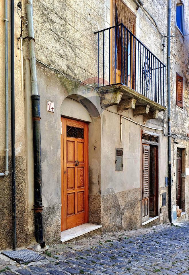 8 rooms Apartment in Polizzi Generosa, Italy No. 124053