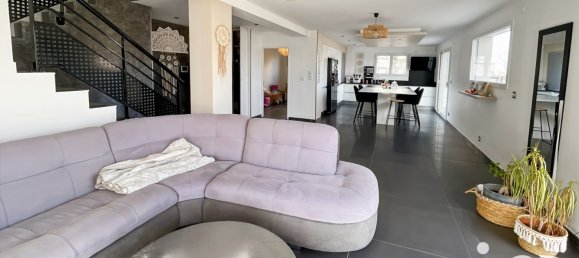 5 bedrooms House in Saint-Genest-Lerpt, France No. 196132 8