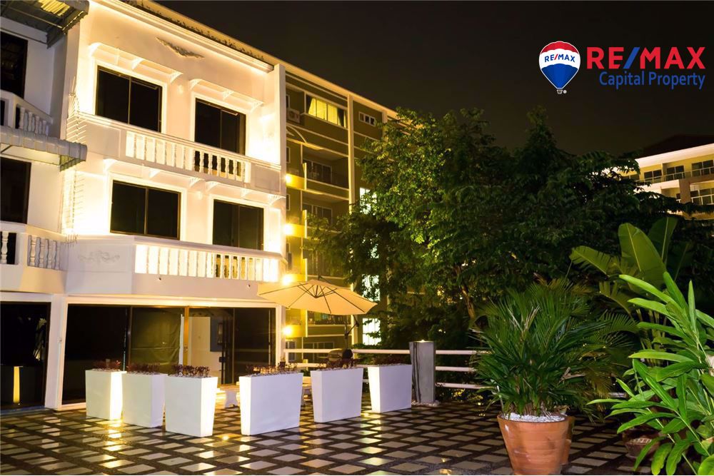 5 bedrooms Bungalow in Pattaya, Thailand No. 11812