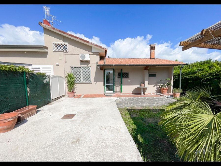 2 bedrooms House in Viareggio, Italy No. 371831