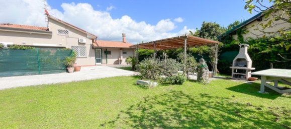 2 bedrooms House in Viareggio, Italy No. 371831 3